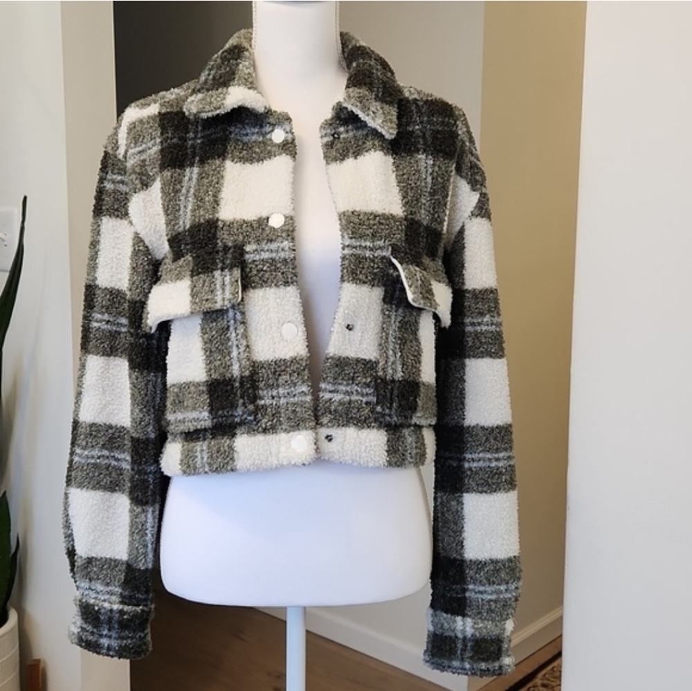 Abercrombie & Fitch Sherpa Plaid Teddy Shacket Cropped XS - Picture 3 of 17